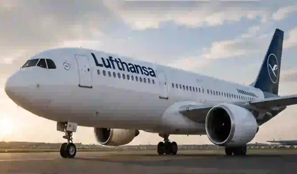 Lufthansa-Langstreckenflugzeug auf dem Vorfeld eines Flughafens bei Abendlicht