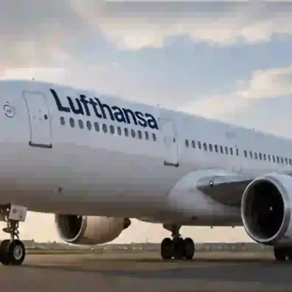 Lufthansa-Langstreckenflugzeug auf dem Vorfeld eines Flughafens bei Abendlicht
