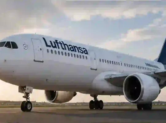 Lufthansa-Langstreckenflugzeug auf dem Vorfeld eines Flughafens bei Abendlicht