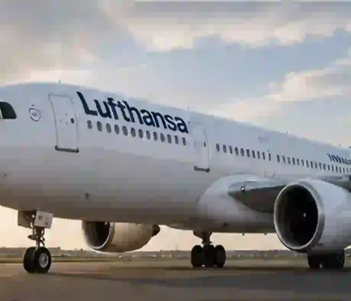 Lufthansa-Langstreckenflugzeug auf dem Vorfeld eines Flughafens bei Abendlicht