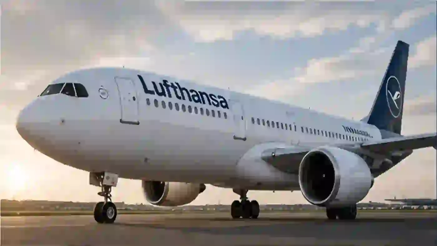 Lufthansa-Langstreckenflugzeug auf dem Vorfeld eines Flughafens bei Abendlicht