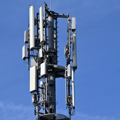 Moderner Mobilfunkmast mit Antennen vor klarem Himmel, redaktionelles Symbolbild zu A1 Telekom Austria und dem Netzausbau.
