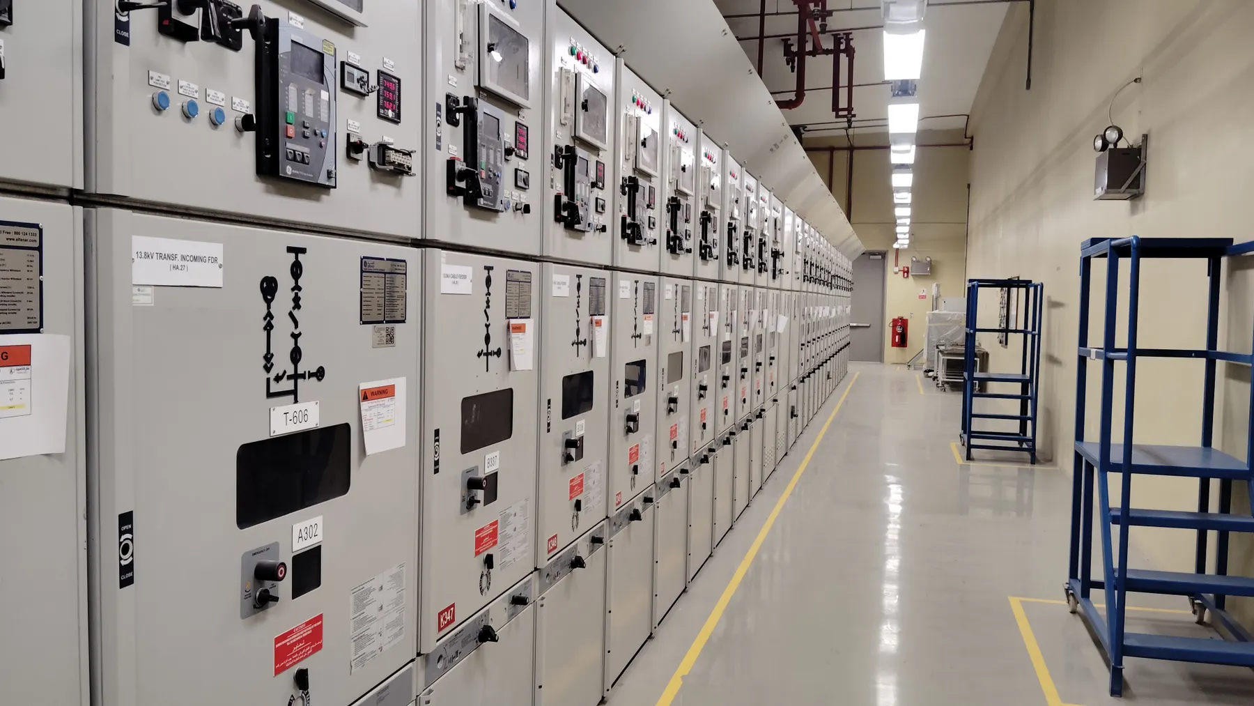 Industrielle elektrische Schaltschränke in einer technischen Steuerungsanlage als Beitragsbild zur ABB-Quartalsanalyse.