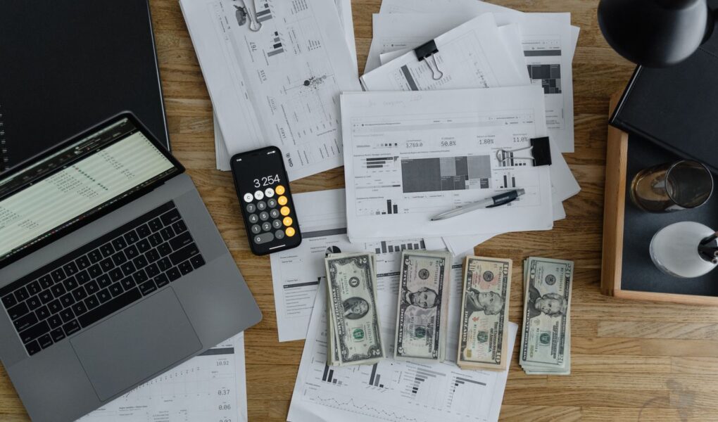 Finanzanalyse mit Bilanz, Cashflow und Kennzahlen als Symbol für Accrual Ratio und Gewinnqualität.