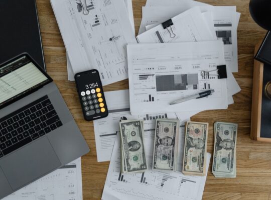Finanzanalyse mit Bilanz, Cashflow und Kennzahlen als Symbol für Accrual Ratio und Gewinnqualität.