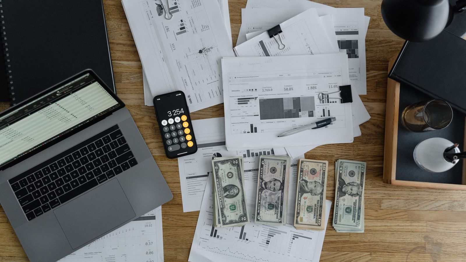 Finanzanalyse mit Bilanz, Cashflow und Kennzahlen als Symbol für Accrual Ratio und Gewinnqualität.