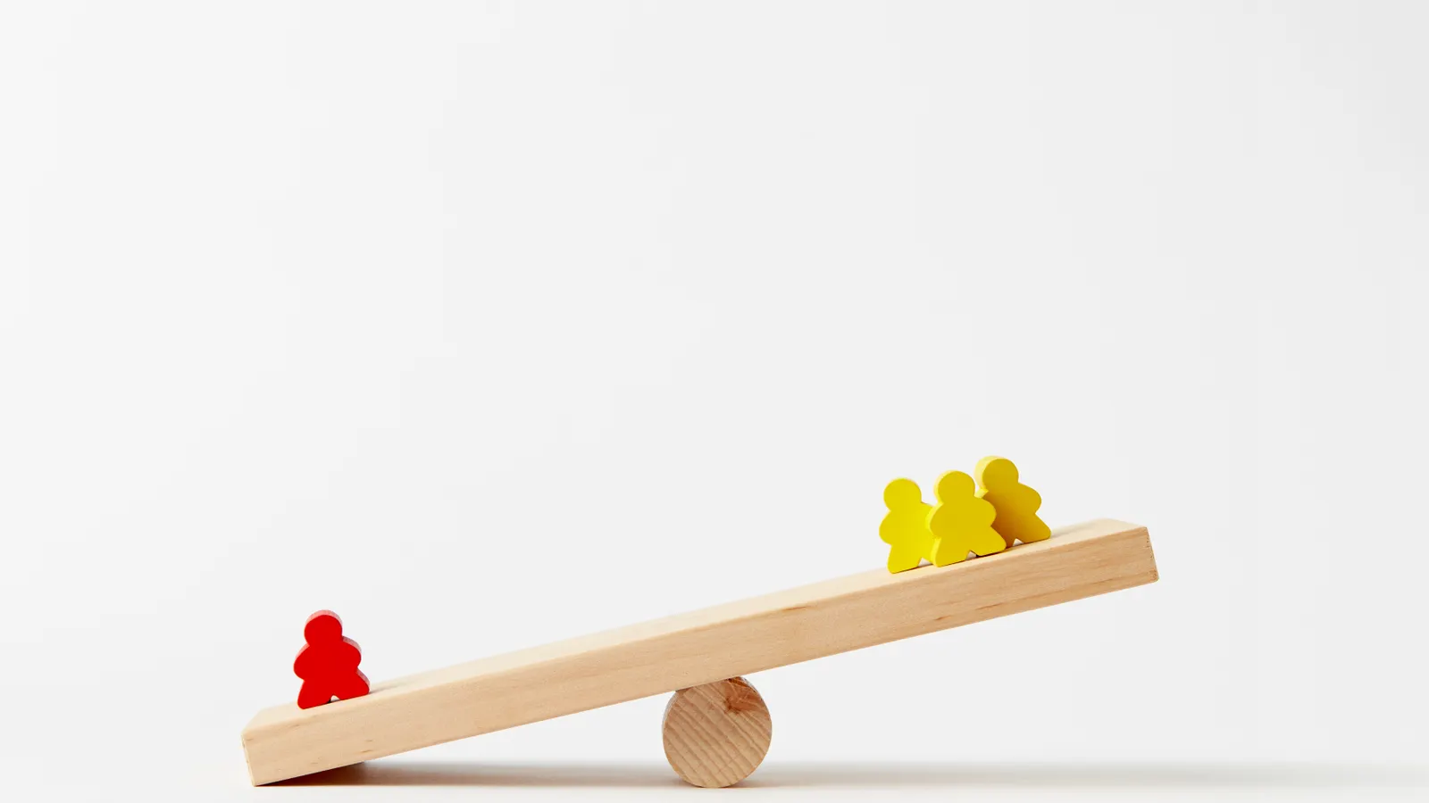 Unterschiedlich verteilte Holzfiguren auf einer Wippe als Symbol für die Gewichtung von Depotpositionen.