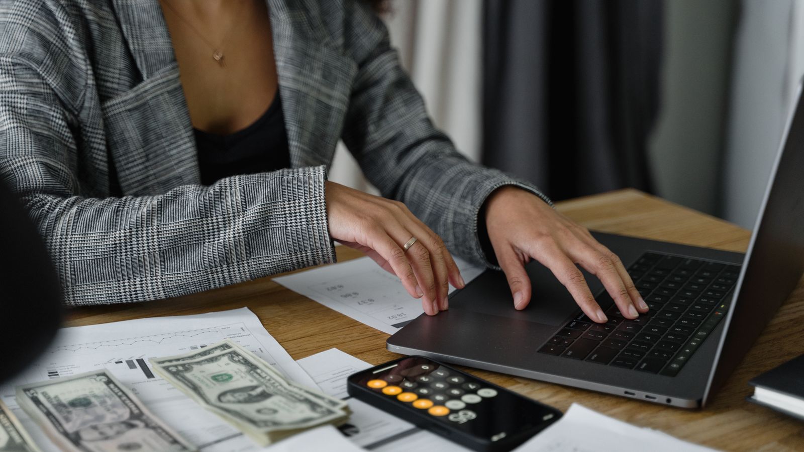 Finanzanalyse mit Aktiencharts und Rechner als Symbol für aktienbasierte Vergütung, Share-based Compensation und Verwässerung.