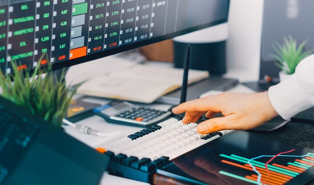 Professioneller Finanzarbeitsplatz mit Marktcharts als Symbol für Aktienverwässerung, Kapitalerhöhungen und steigende Aktienzahl.