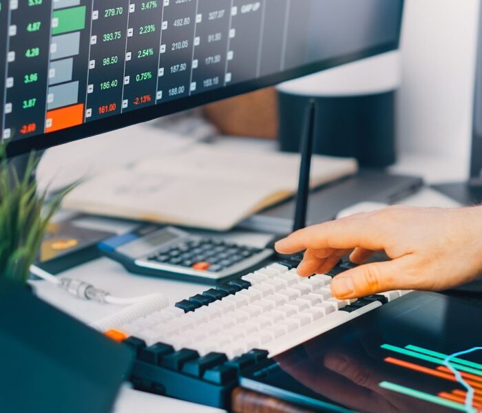 Professioneller Finanzarbeitsplatz mit Marktcharts als Symbol für Aktienverwässerung, Kapitalerhöhungen und steigende Aktienzahl.