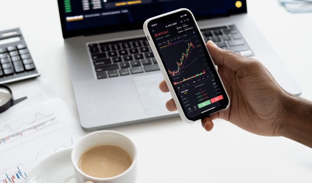 Finanzanalyse mit Diagrammen, Rechner und Unterlagen als Symbol für Altman Z-Score, Insolvenzrisiko und Bilanzstabilität.