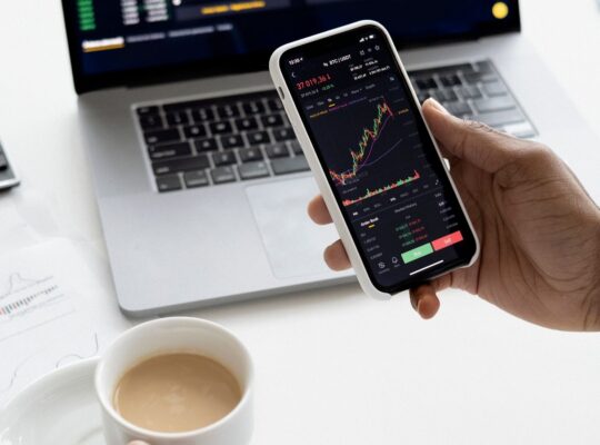 Finanzanalyse mit Diagrammen, Rechner und Unterlagen als Symbol für Altman Z-Score, Insolvenzrisiko und Bilanzstabilität.