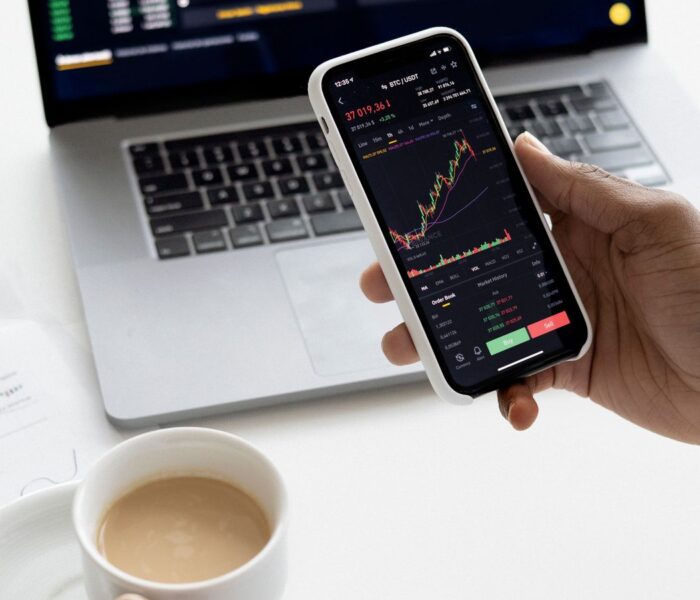 Finanzanalyse mit Diagrammen, Rechner und Unterlagen als Symbol für Altman Z-Score, Insolvenzrisiko und Bilanzstabilität.