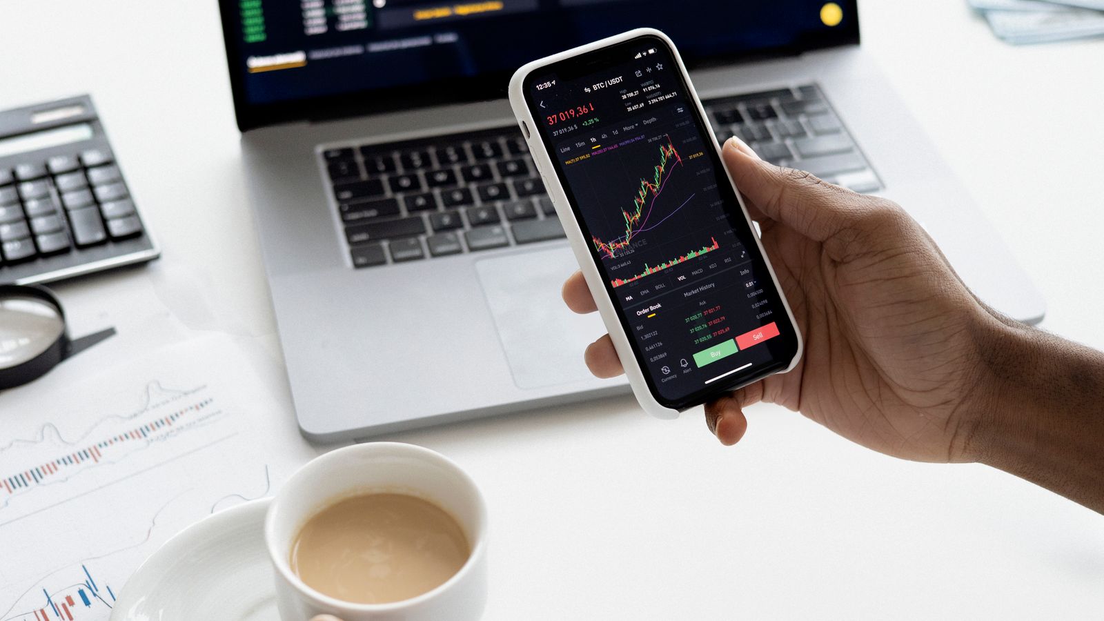 Finanzanalyse mit Diagrammen, Rechner und Unterlagen als Symbol für Altman Z-Score, Insolvenzrisiko und Bilanzstabilität.
