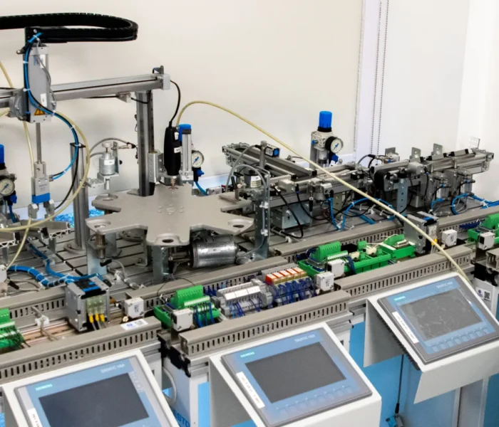 Reales Foto komplexer industrieller Elektronik- und Fertigungstechnik als Symbol für hochpräzise Lithografiemaschinen; nicht als ASML-Anlage gekennzeichnet.