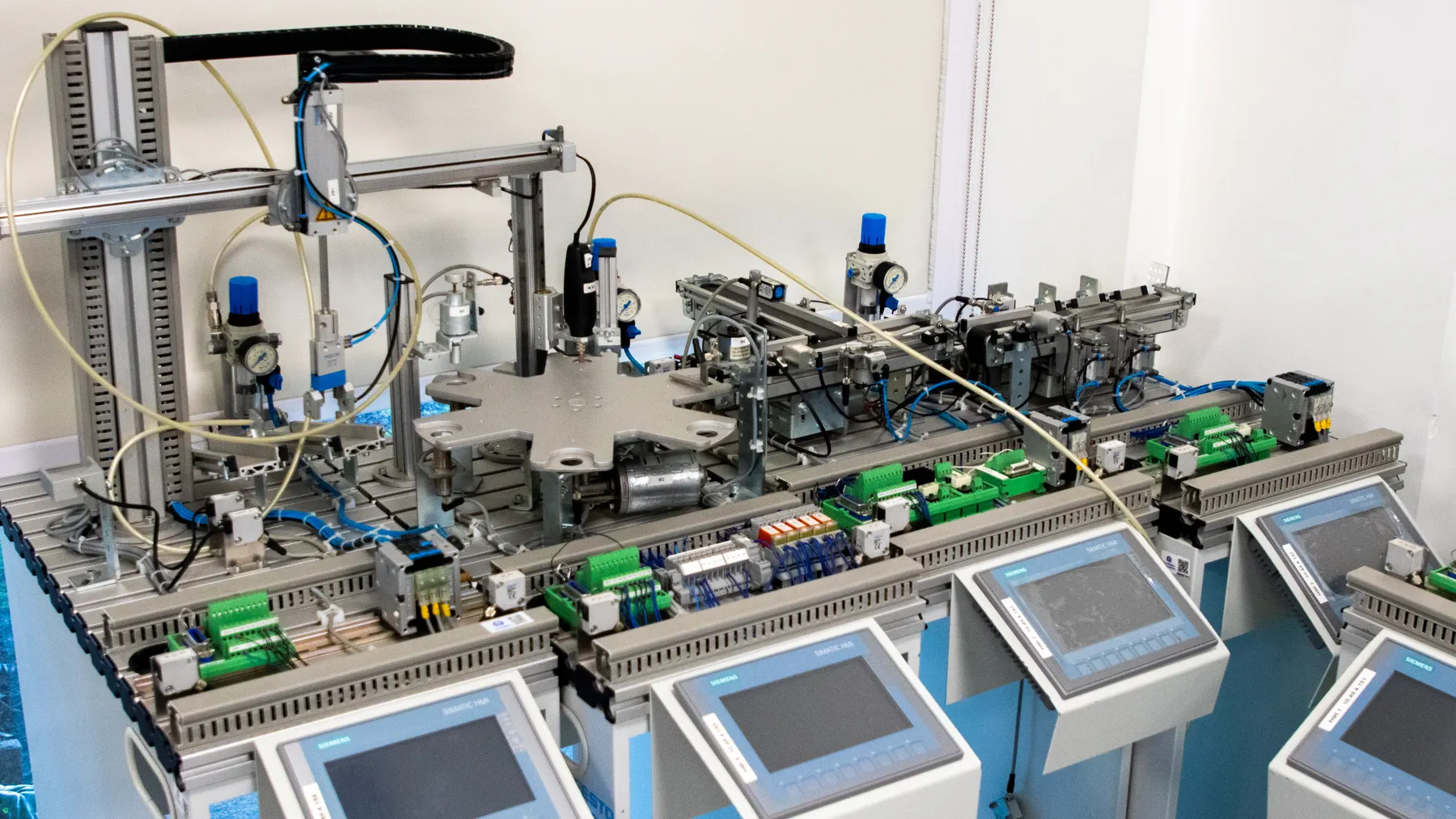 Reales Foto komplexer industrieller Elektronik- und Fertigungstechnik als Symbol für hochpräzise Lithografiemaschinen; nicht als ASML-Anlage gekennzeichnet.