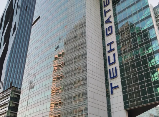 Moderne Hochhäuser im Wiener Tech-Gate-Viertel, Symbolbild für österreichische Banken und die BAWAG-PTSB-Transaktion; keine BAWAG-Zentrale behauptet.