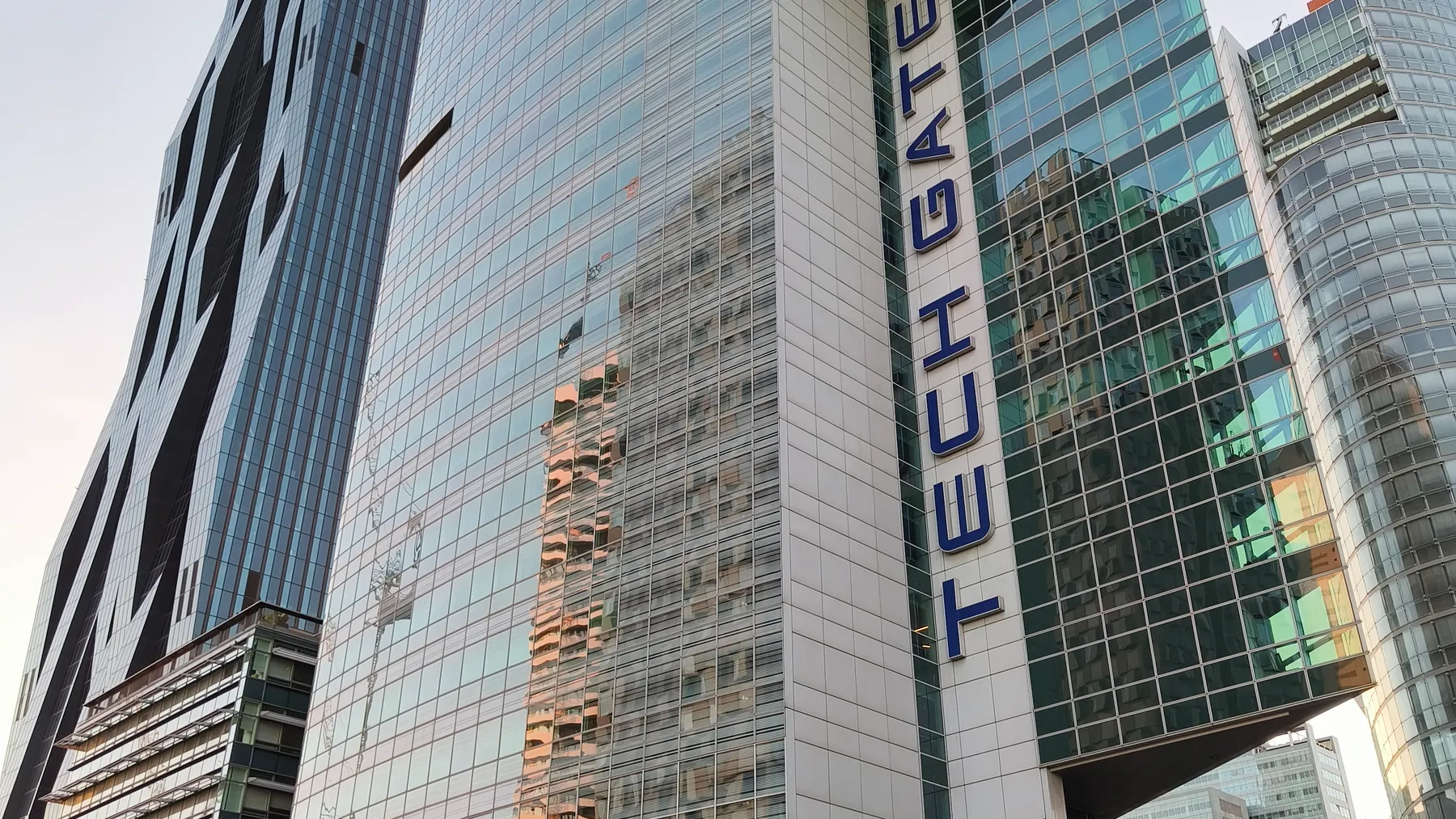 Moderne Hochhäuser im Wiener Tech-Gate-Viertel, Symbolbild für österreichische Banken und die BAWAG-PTSB-Transaktion; keine BAWAG-Zentrale behauptet.