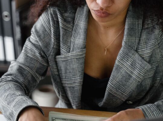 Finanzanalyse mit Bilanzunterlagen, Rechner und Kennzahlen als Symbol für Beneish M-Score und mögliche Ergebnismanipulation.