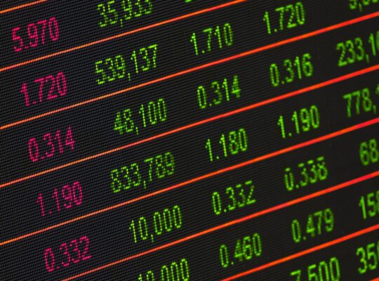 Börsenkurse und Finanzmarktdaten auf elektronischen Handelstafeln als Motiv für Börsenbetreiber und Infrastruktur.