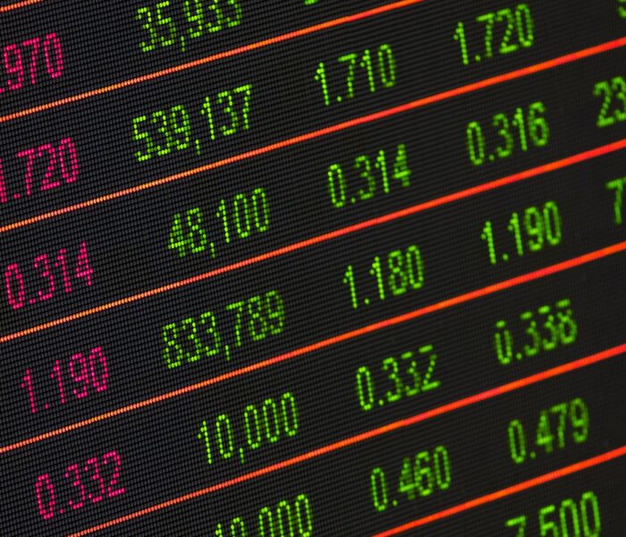 Börsenkurse und Finanzmarktdaten auf elektronischen Handelstafeln als Motiv für Börsenbetreiber und Infrastruktur.