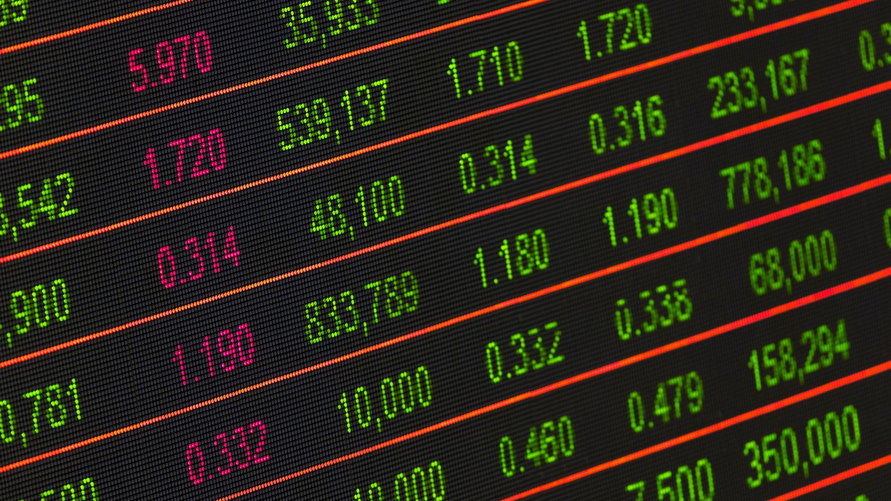 Börsenkurse und Finanzmarktdaten auf elektronischen Handelstafeln als Motiv für Börsenbetreiber und Infrastruktur.