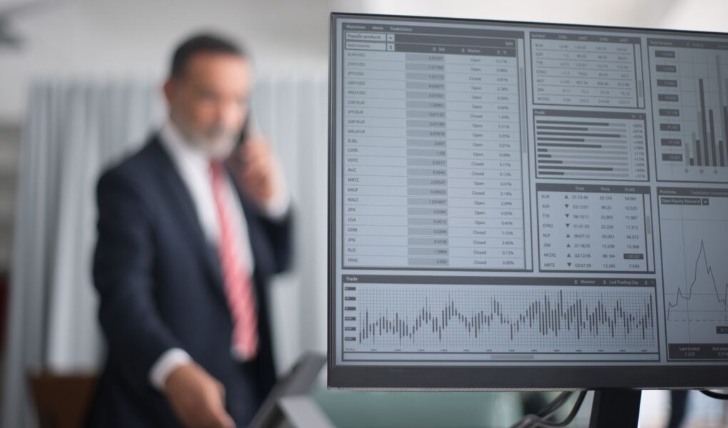 Professioneller Finanzanalyst vor Marktcharts als Symbol für Aktienrückkäufe, Stock-based Compensation und Verwässerung.