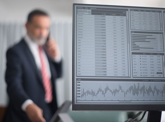 Professioneller Finanzanalyst vor Marktcharts als Symbol für Aktienrückkäufe, Stock-based Compensation und Verwässerung.