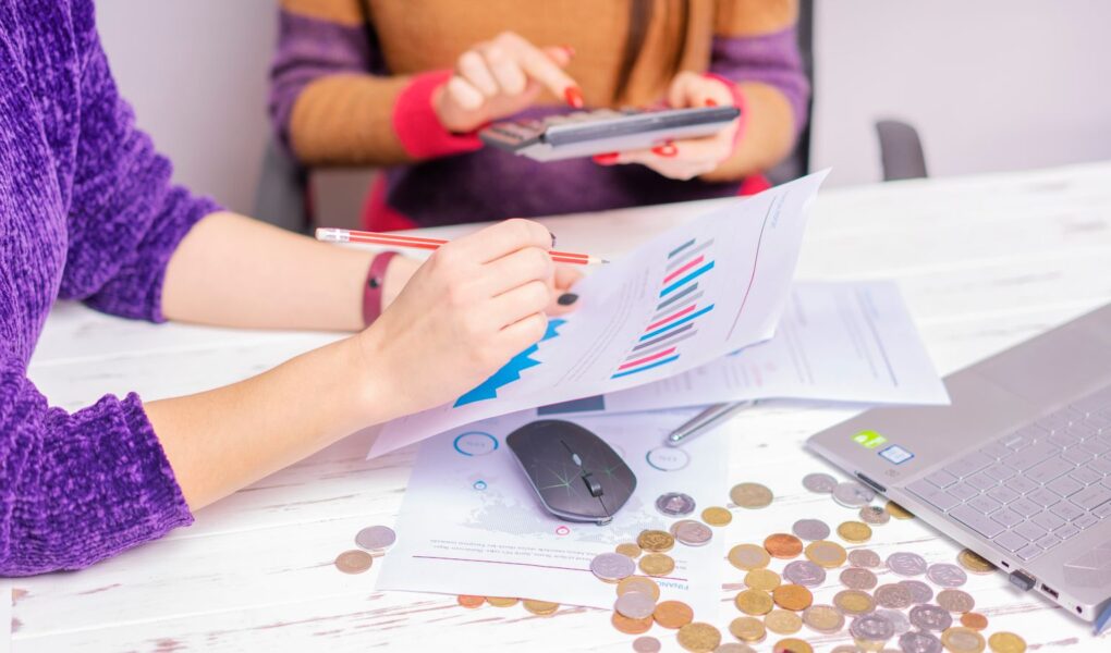 Finanzanalyse mit Geld und Diagrammen als Symbol für Cash Runway, Cash Burn und den Finanzierungsbedarf eines Unternehmens.