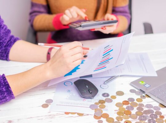 Finanzanalyse mit Geld und Diagrammen als Symbol für Cash Runway, Cash Burn und den Finanzierungsbedarf eines Unternehmens.