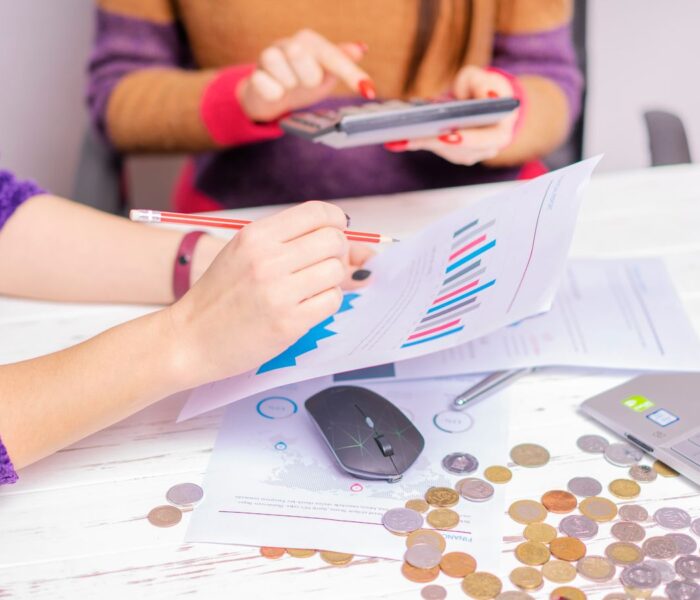Finanzanalyse mit Geld und Diagrammen als Symbol für Cash Runway, Cash Burn und den Finanzierungsbedarf eines Unternehmens.