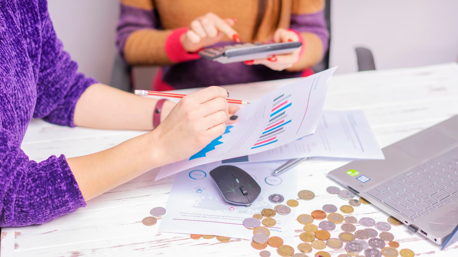 Finanzanalyse mit Geld und Diagrammen als Symbol für Cash Runway, Cash Burn und den Finanzierungsbedarf eines Unternehmens.