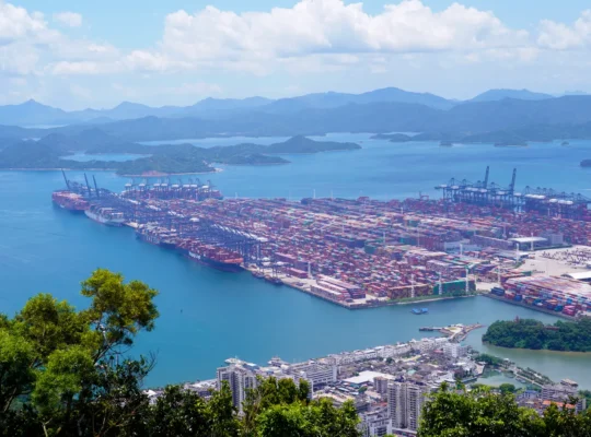 Luftaufnahme eines chinesischen Seehafens mit zahlreichen Containern als Bildmotiv für den Exportboom und die schwache Binnennachfrage.