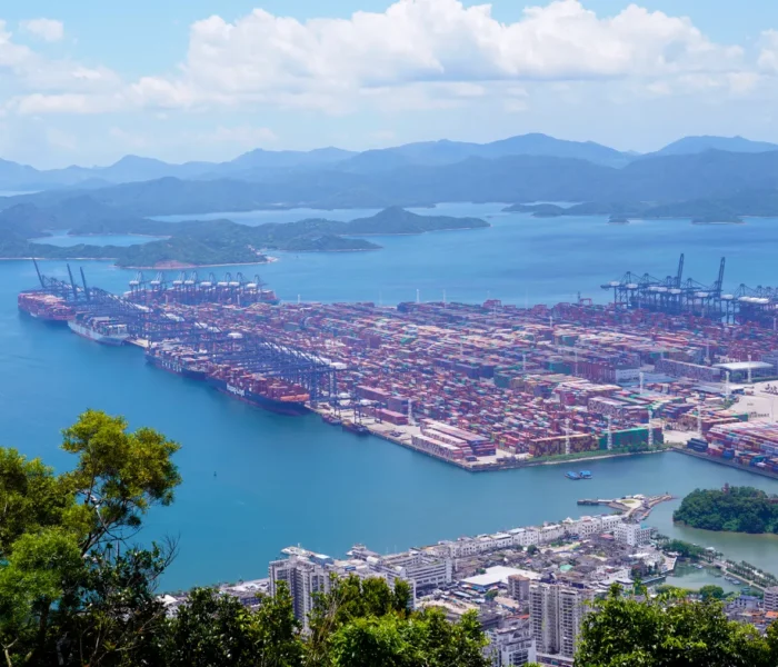 Luftaufnahme eines chinesischen Seehafens mit zahlreichen Containern als Bildmotiv für den Exportboom und die schwache Binnennachfrage.