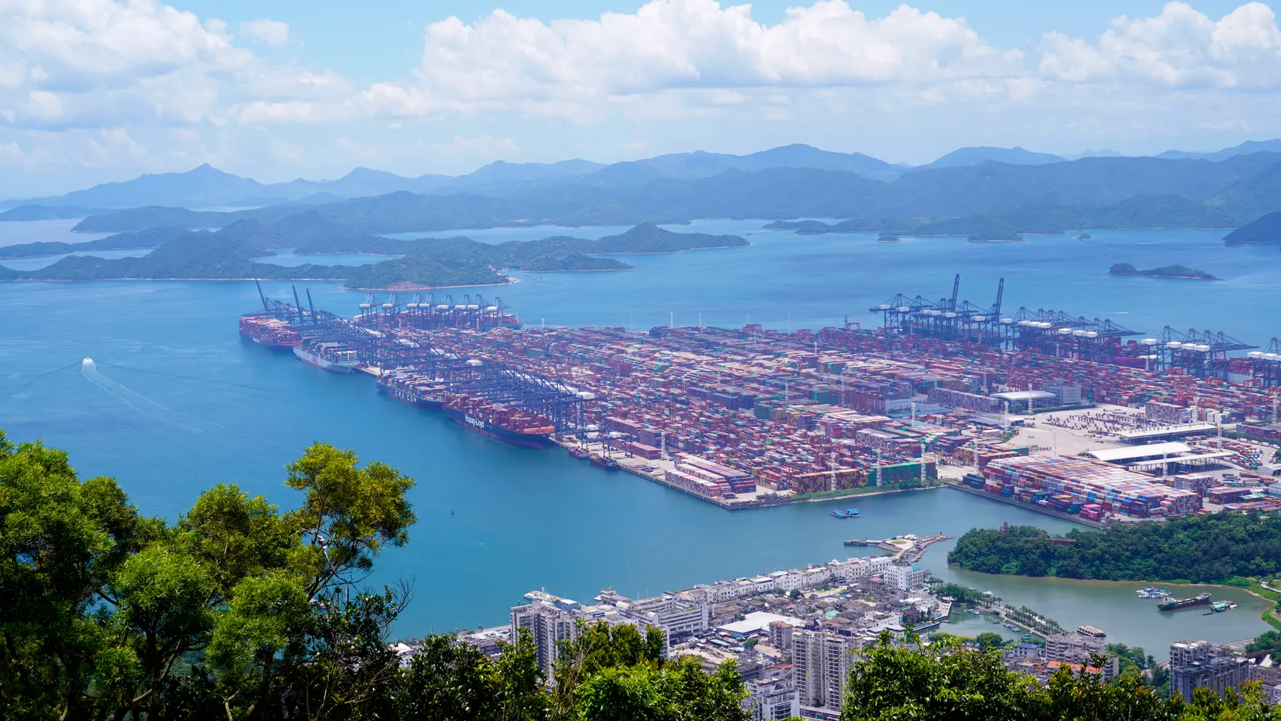 Luftaufnahme eines chinesischen Seehafens mit zahlreichen Containern als Bildmotiv für den Exportboom und die schwache Binnennachfrage.