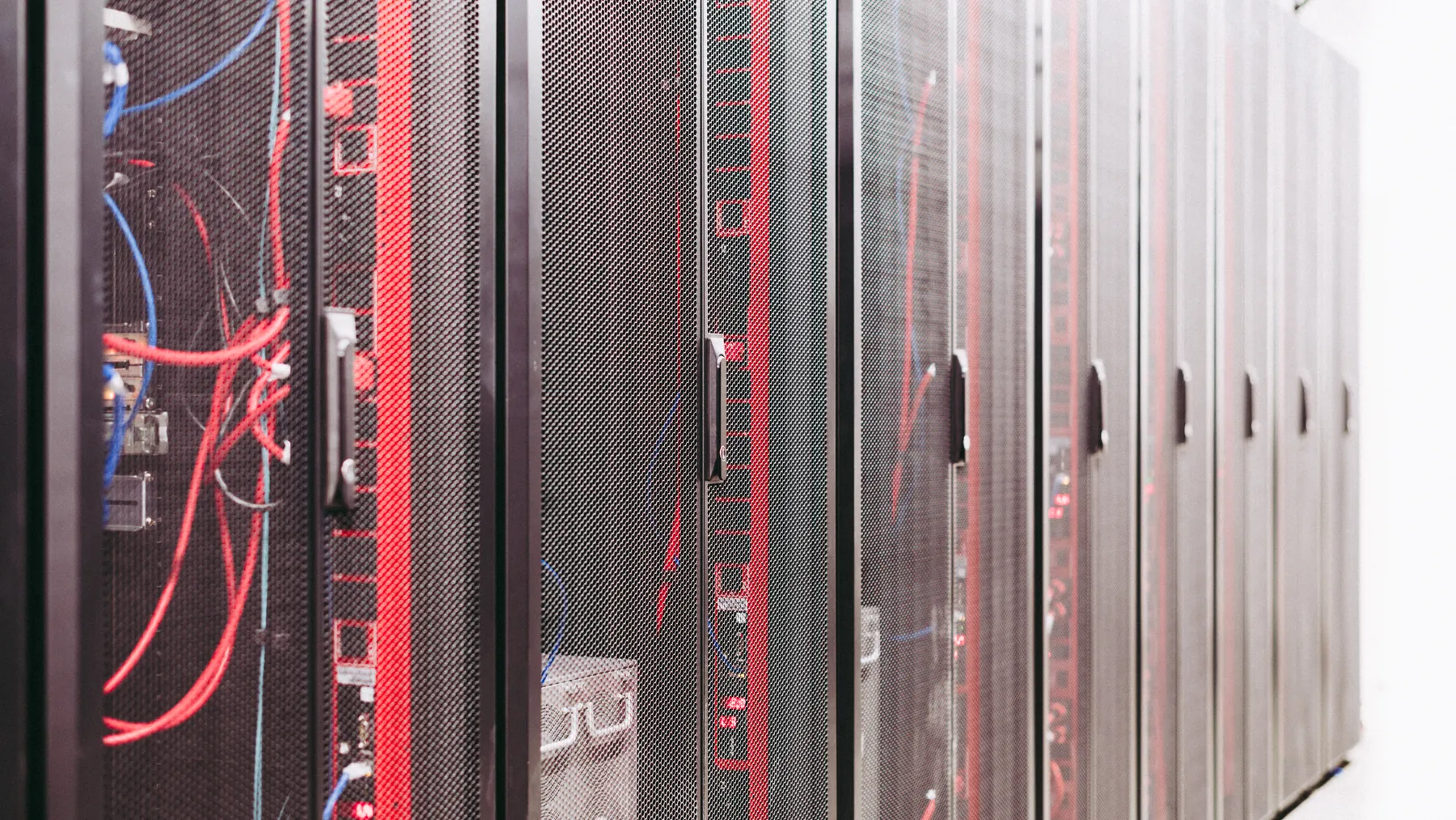 Reales Foto dicht bestückter Serverracks eines Rechenzentrums als redaktionelles Motiv zur Verschuldung von KI-Infrastruktur.