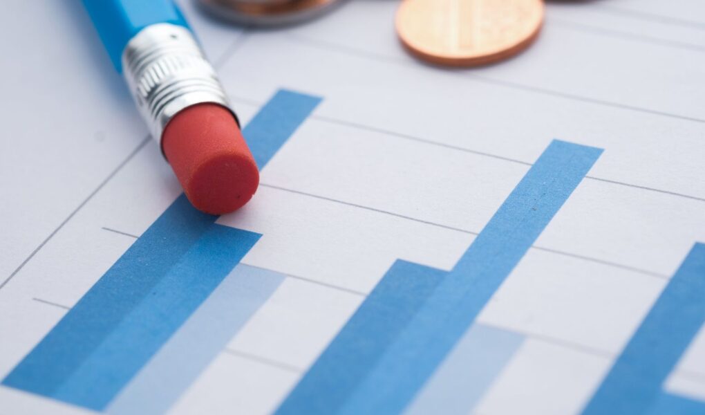 Finanzdiagramm mit Münzen als Symbol für die Analyse von Dividenden, Free Cashflow und Ausschüttungsqualität.