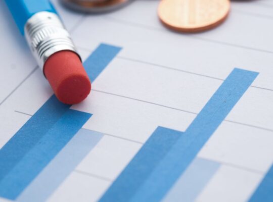 Finanzdiagramm mit Münzen als Symbol für die Analyse von Dividenden, Free Cashflow und Ausschüttungsqualität.