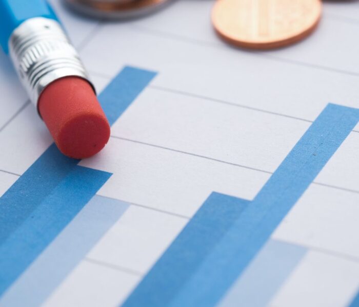 Finanzdiagramm mit Münzen als Symbol für die Analyse von Dividenden, Free Cashflow und Ausschüttungsqualität.