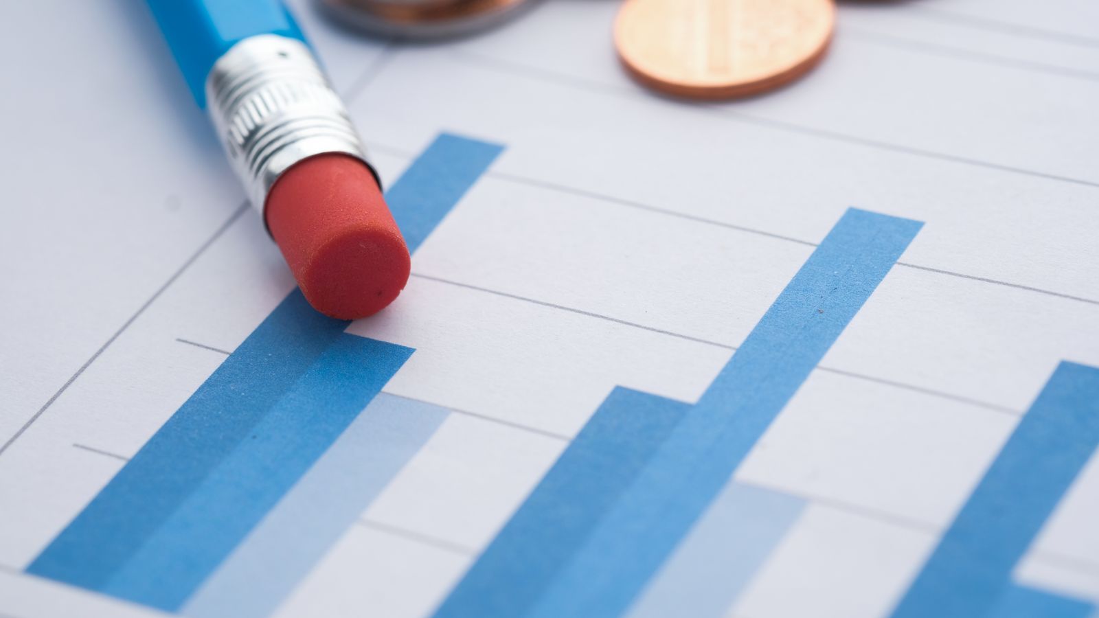 Finanzdiagramm mit Münzen als Symbol für die Analyse von Dividenden, Free Cashflow und Ausschüttungsqualität.