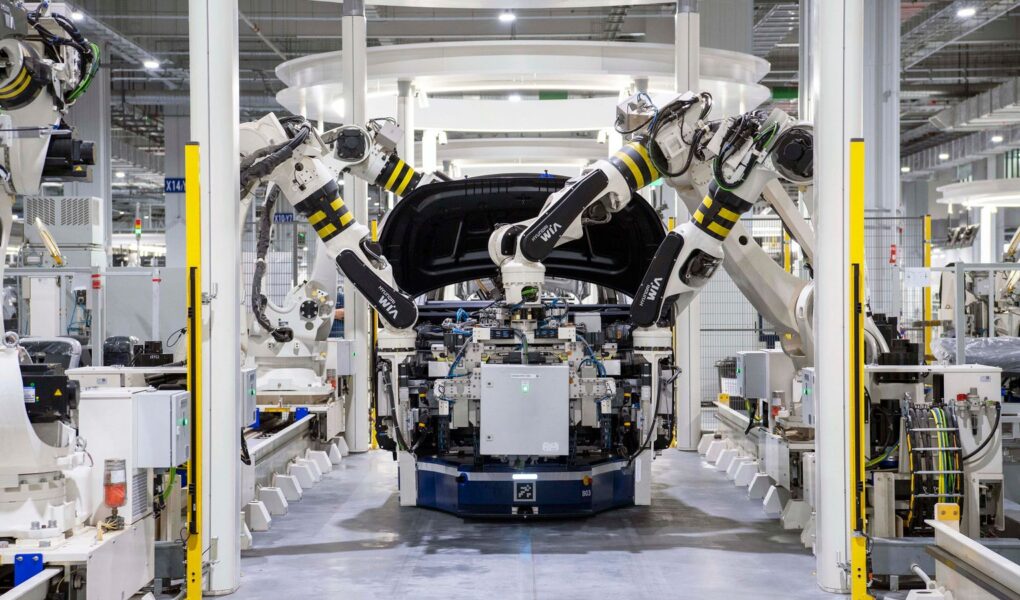 Roboter in einer modernen Autofabrik als Symbol für EV-Transformation, Investitionen und Cashflow der deutschen Autoindustrie.