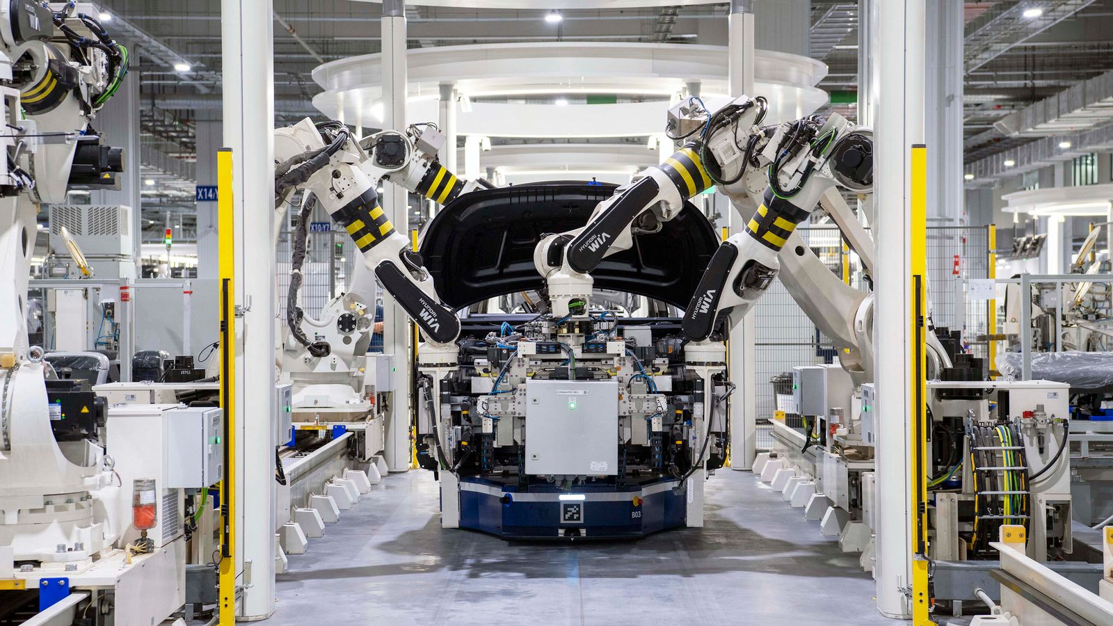 Roboter in einer modernen Autofabrik als Symbol für EV-Transformation, Investitionen und Cashflow der deutschen Autoindustrie.