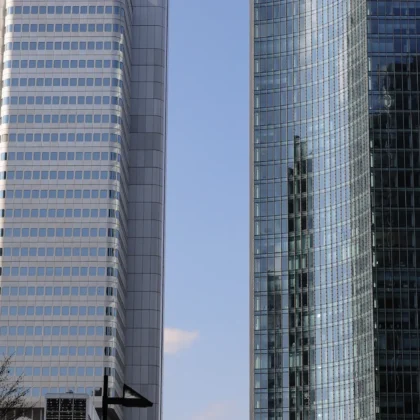 Moderne Hochhäuser im Frankfurter Finanzviertel als redaktionelles Symbolbild für die Deutsche Bank und den Bankenmarkt.