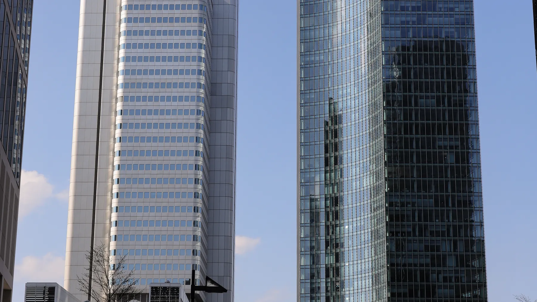 Moderne Hochhäuser im Frankfurter Finanzviertel als redaktionelles Symbolbild für die Deutsche Bank und den Bankenmarkt.