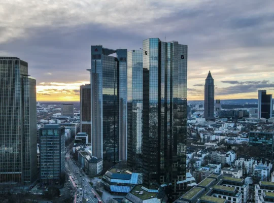 Frankfurter Bankenviertel mit Wolkenkratzern im warmen Abendlicht als Beitragsbild zur Q3-2026-Analyse der Deutschen Börse.