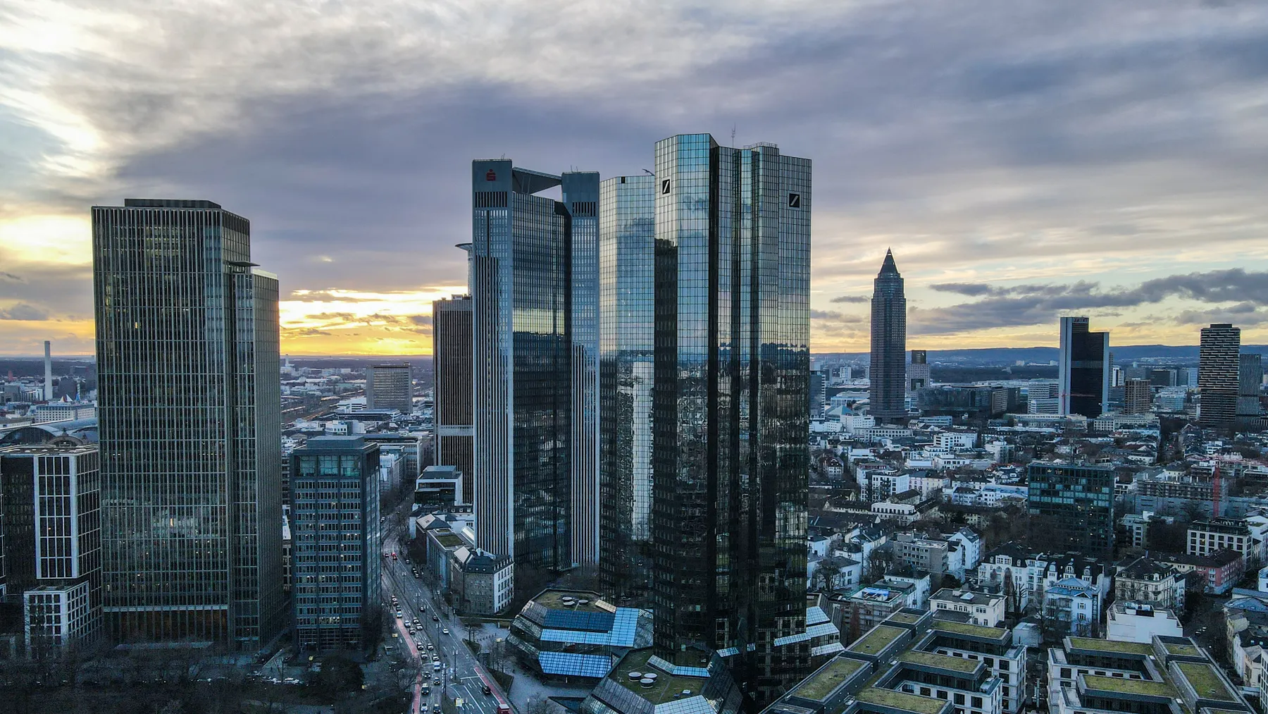 Frankfurter Bankenviertel mit Wolkenkratzern im warmen Abendlicht als Beitragsbild zur Q3-2026-Analyse der Deutschen Börse.