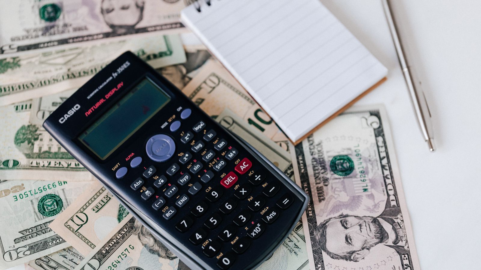 Finanzanalyse mit Kapitalrendite, Kapitalkosten und Wertschaffung als Symbol für Economic Value Added.