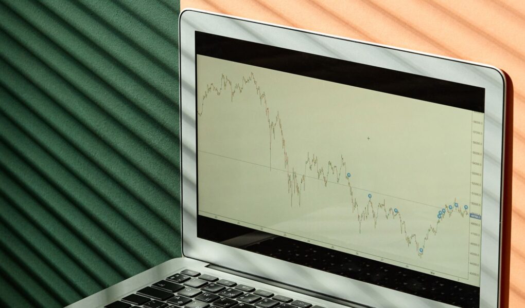 Professioneller Arbeitsplatz mit Finanzcharts als Symbol für die Kombination aus ETF-Kern und Einzelaktien.