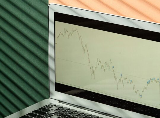 Professioneller Arbeitsplatz mit Finanzcharts als Symbol für die Kombination aus ETF-Kern und Einzelaktien.
