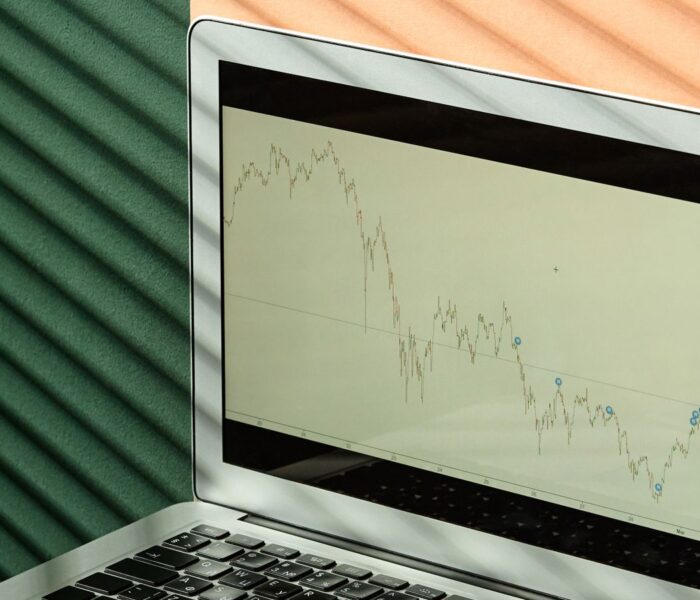 Professioneller Arbeitsplatz mit Finanzcharts als Symbol für die Kombination aus ETF-Kern und Einzelaktien.